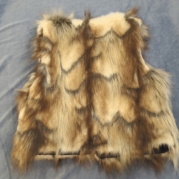 ECU: Like New Girls Faux Fur Vest - Picture 12 of 12